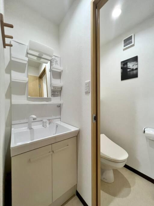 Apartment Rakuto Tsutenkaku: Namba Near Iconic Tower *