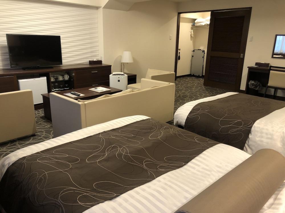 Plaza 4* Osaka