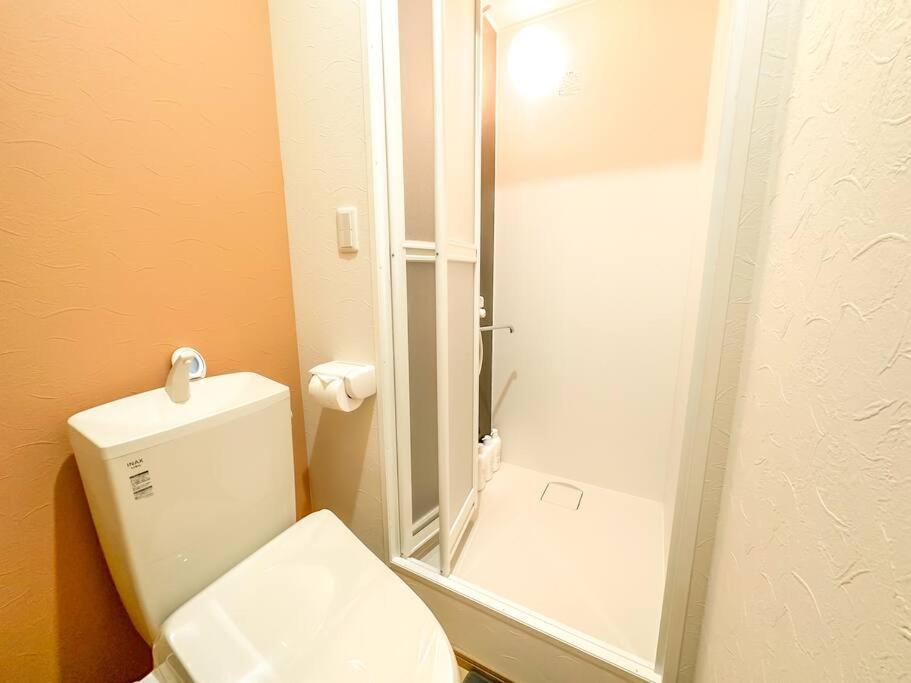 全新～和風獨立屋*兩浴兩衛*商店街*大型超市*車站4分鐘*機場鐵路35分鐘直達 提供接送機/導遊服務 * Osaka