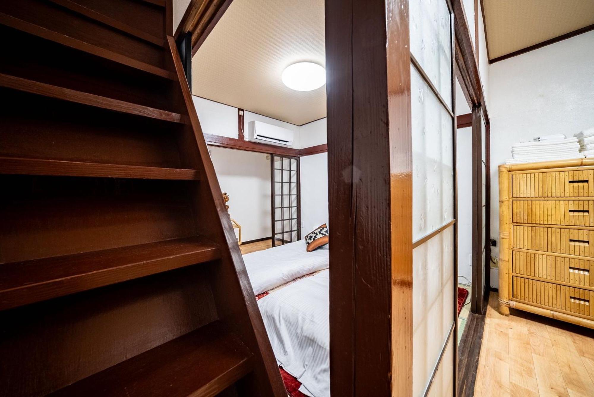 Apartamento 梟の宿 岛之内5号馆 步行200m至道顿堀! 徒步5分钟日本桥站! 心斋桥8分钟 黑门市场15分种徒步圈内 !中央区古风民宅77平方2间房可住7人