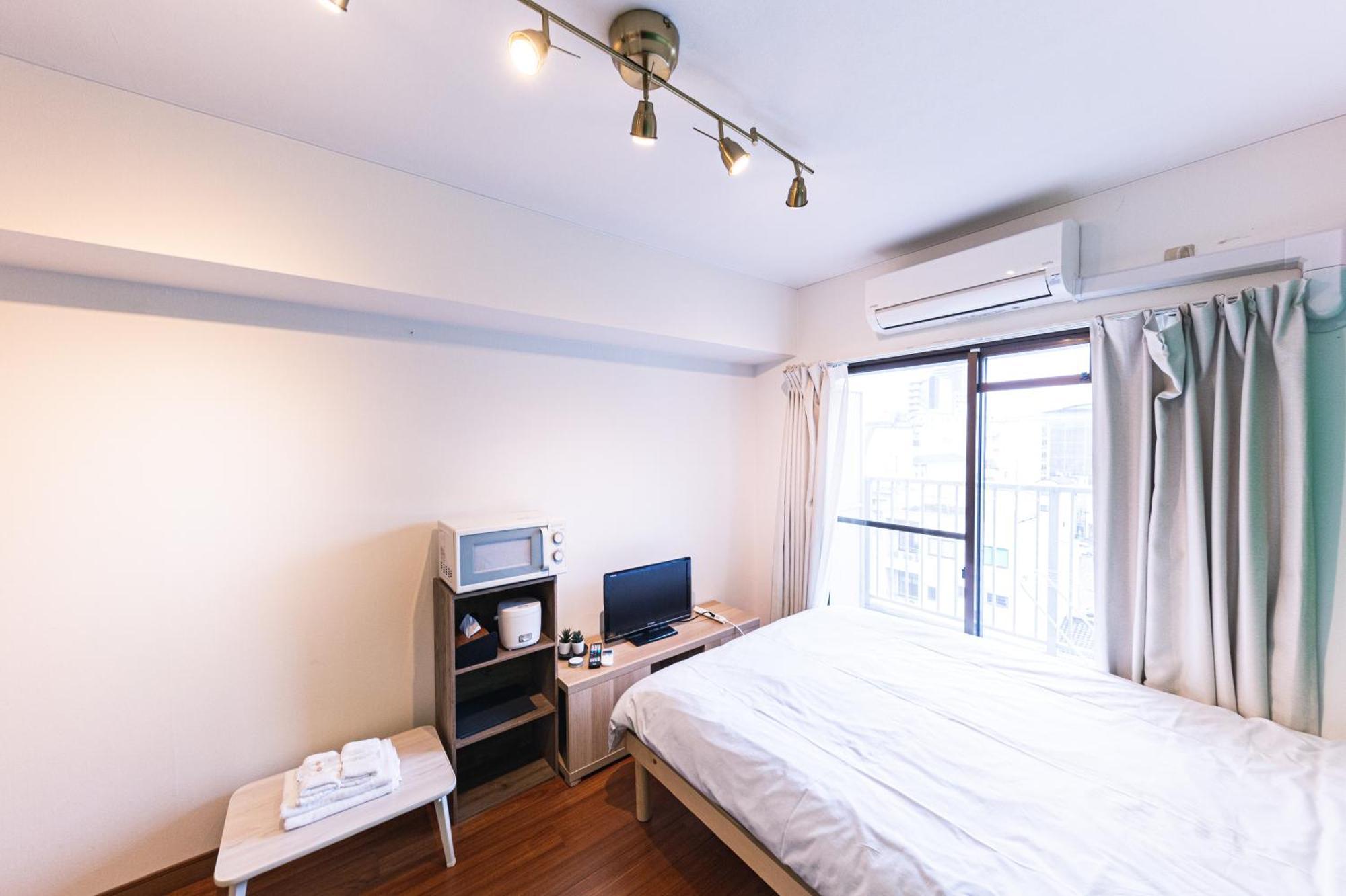 702 道頓堀側のお部屋 中心地へのアクセス抜群 ダブルベッド1台 お布団1枚 Apartment *