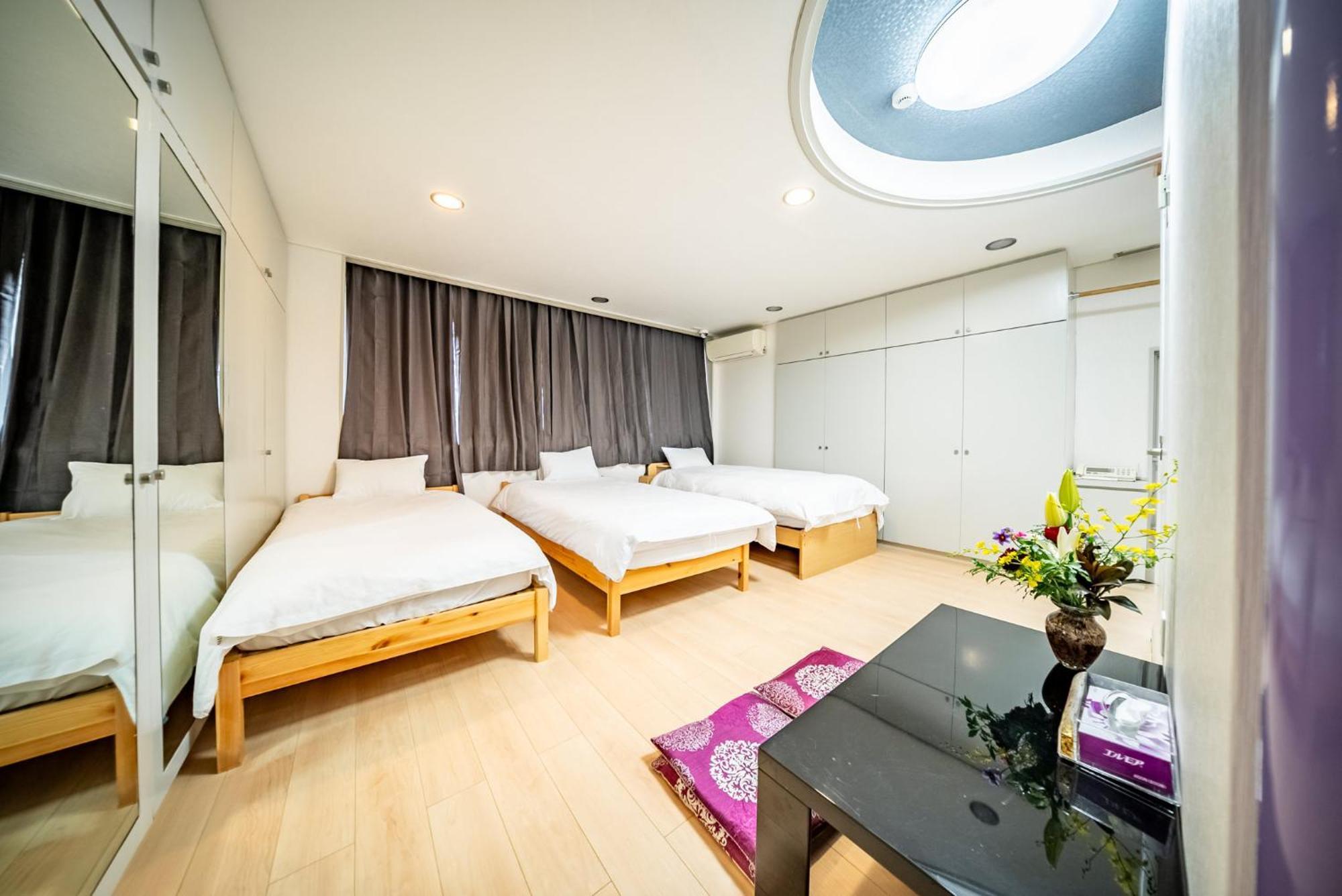 Apartment 梟の宿 岛之内1号馆 步行200m至道顿堀!徒步5分钟日本桥站! 心斋桥8分钟 黑门市场15分种徒步圈内 !中央区古风民宅220平方6间房可住20人 *