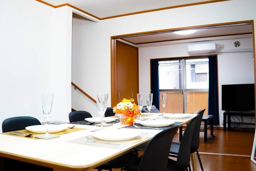 Apartment New【駅から2分】usj空庭難波梅田まで10分!まるごと一軒家貸し切り!大人数宿泊可能!駐車場有 *