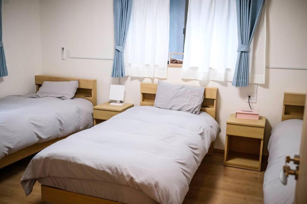 Villa 【color Inn】难波站、高岛屋步行5分钟，新装修独栋别墅150平4房可住11人，空间宽敞设施齐全，八阪神社步行1分钟 Osaka