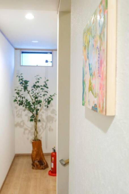 【color Inn】难波站、高岛屋步行5分钟，新装修独栋别墅150平4房可住11人，空间宽敞设施齐全，八阪神社步行1分钟 Villa