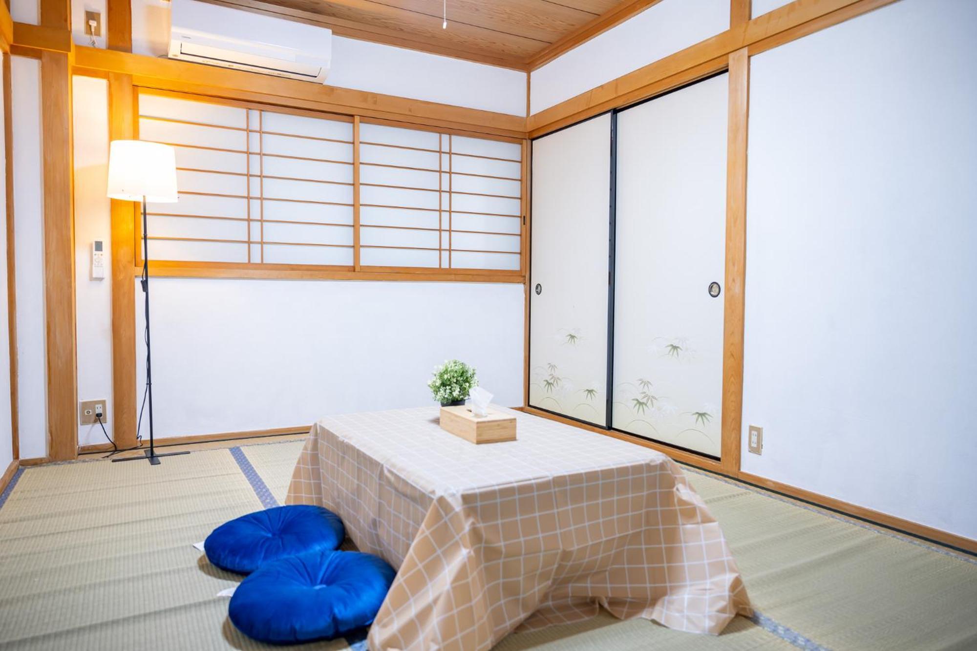 Holiday home 大阪市東成区一軒家貸し切りファミリー向け小型車のみ無料駐車場可private For Families, Small Car Free Parking独栋可停小车 *
