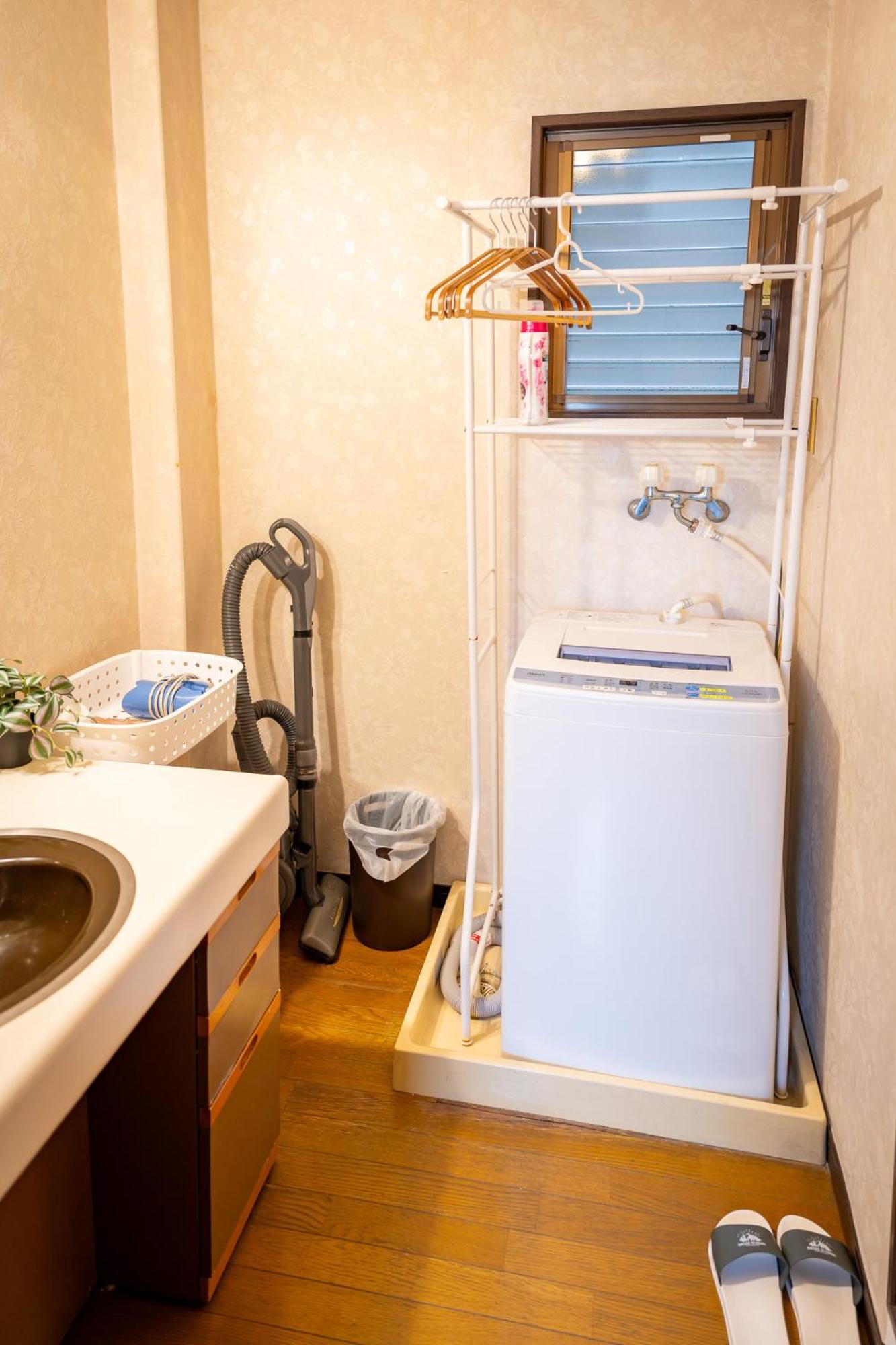 Holiday home 大阪市東成区一軒家貸し切りファミリー向け小型車のみ無料駐車場可private For Families, Small Car Free Parking独栋可停小车 Osaka