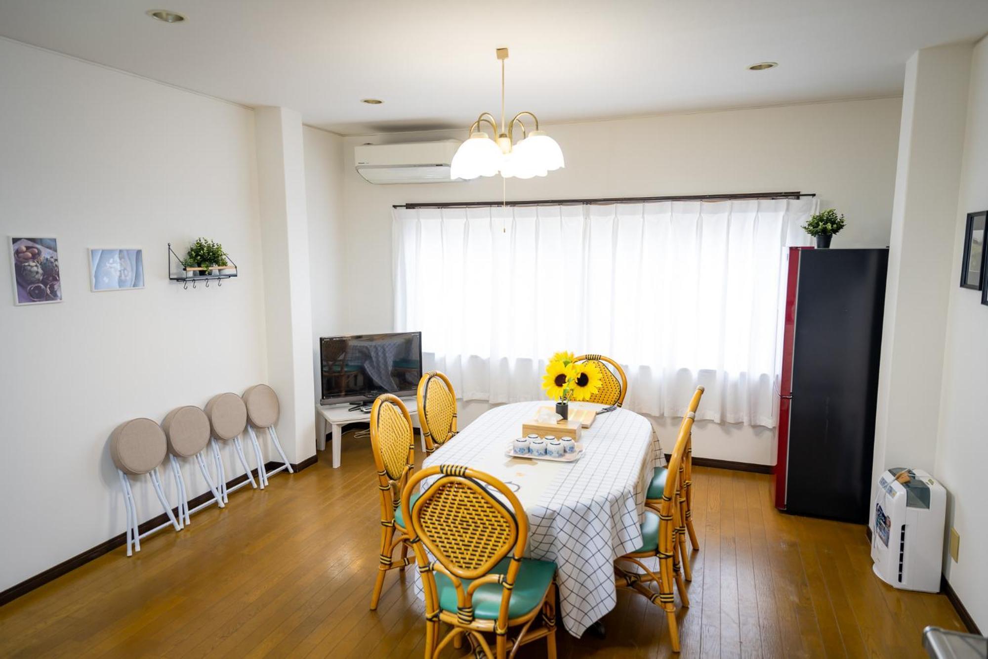 Holiday home 大阪市東成区一軒家貸し切りファミリー向け小型車のみ無料駐車場可private For Families, Small Car Free Parking独栋可停小车