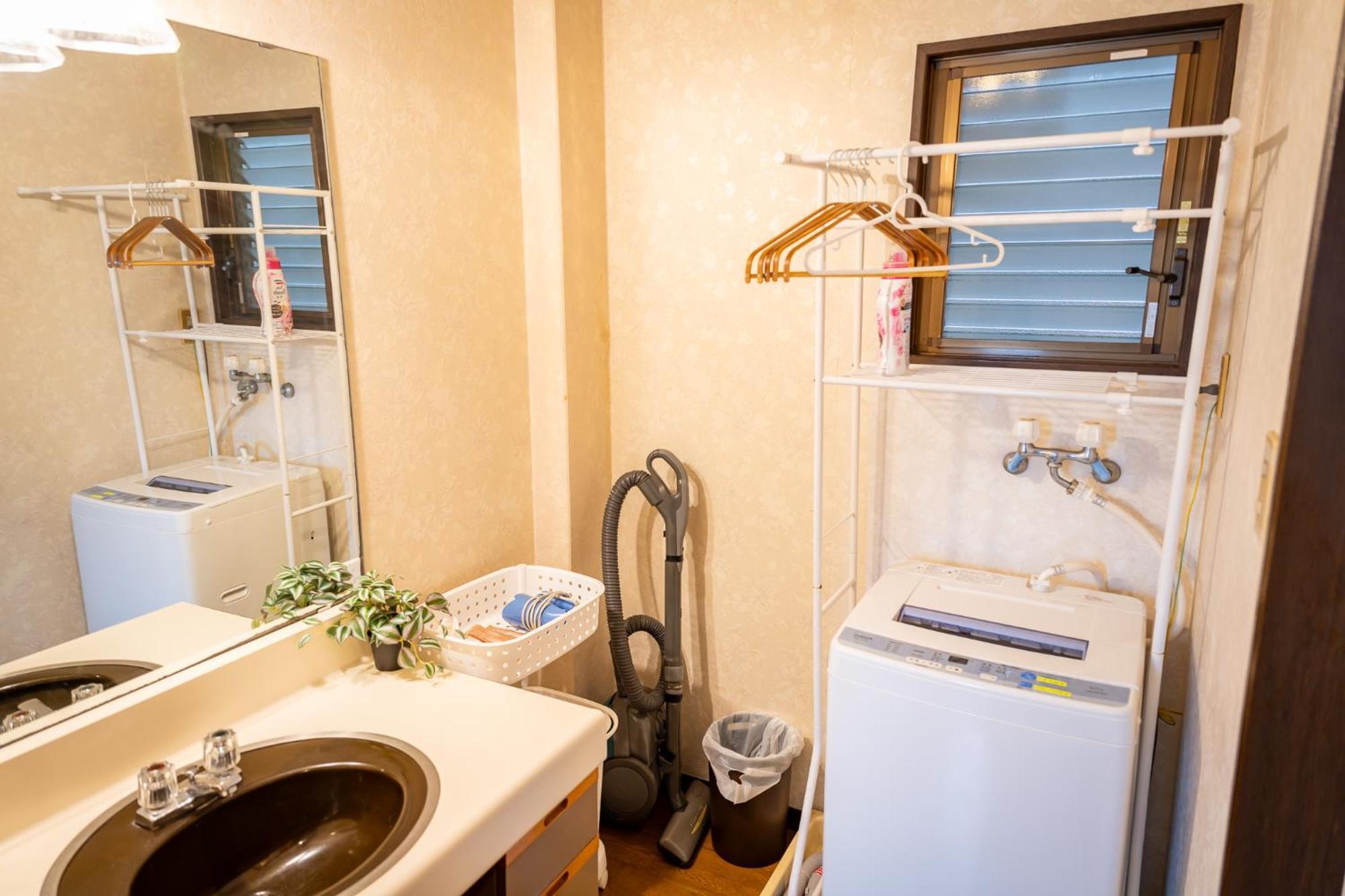 Holiday home 大阪市東成区一軒家貸し切りファミリー向け小型車のみ無料駐車場可private For Families, Small Car Free Parking独栋可停小车