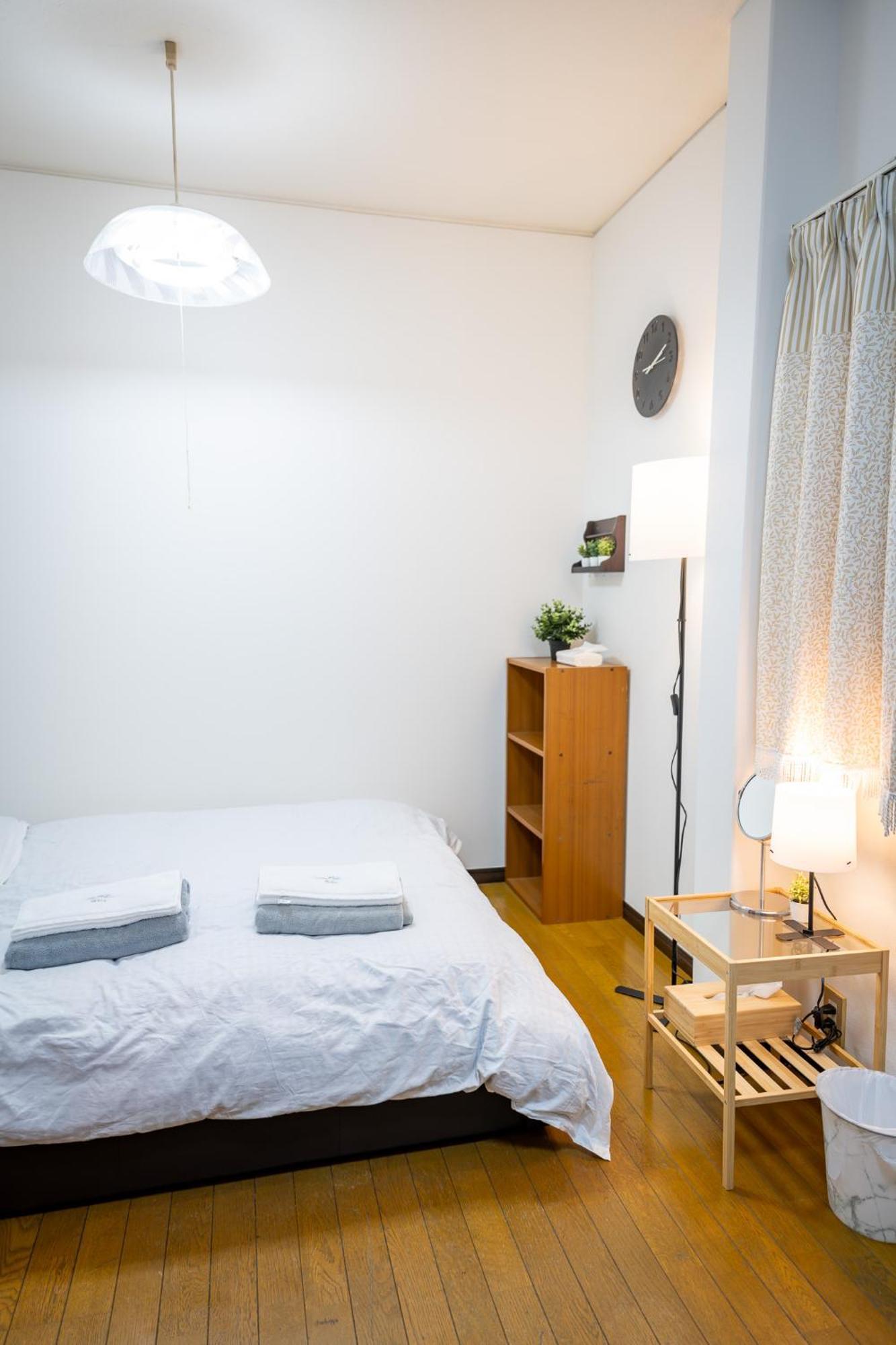 Holiday home 大阪市東成区一軒家貸し切りファミリー向け小型車のみ無料駐車場可private For Families, Small Car Free Parking独栋可停小车 Osaka