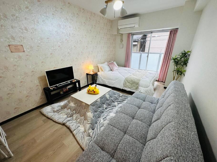 202 黒門市場1分!道頓堀まで徒歩8分!心斎橋まで徒歩9分! Apartment *