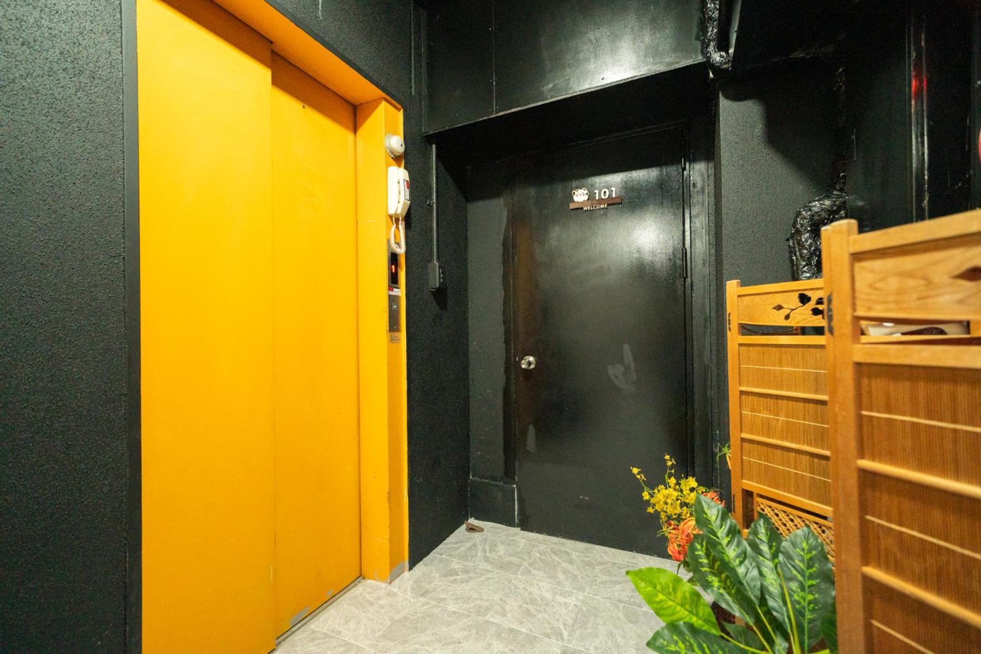 Aoda Apartment: Two-level Near Kansai Airport Apartment Osaka