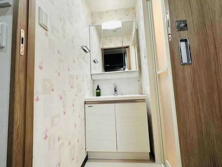 302 黒門市場1分!道頓堀まで徒歩8分!心斎橋まで徒歩9分 Apartment *