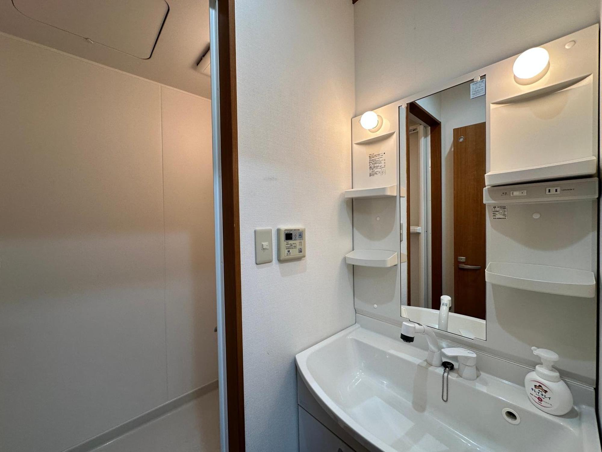 鶴橋駅徒歩2分 トイレ浴室複数あり3階建て一軒家車庫付き * Osaka