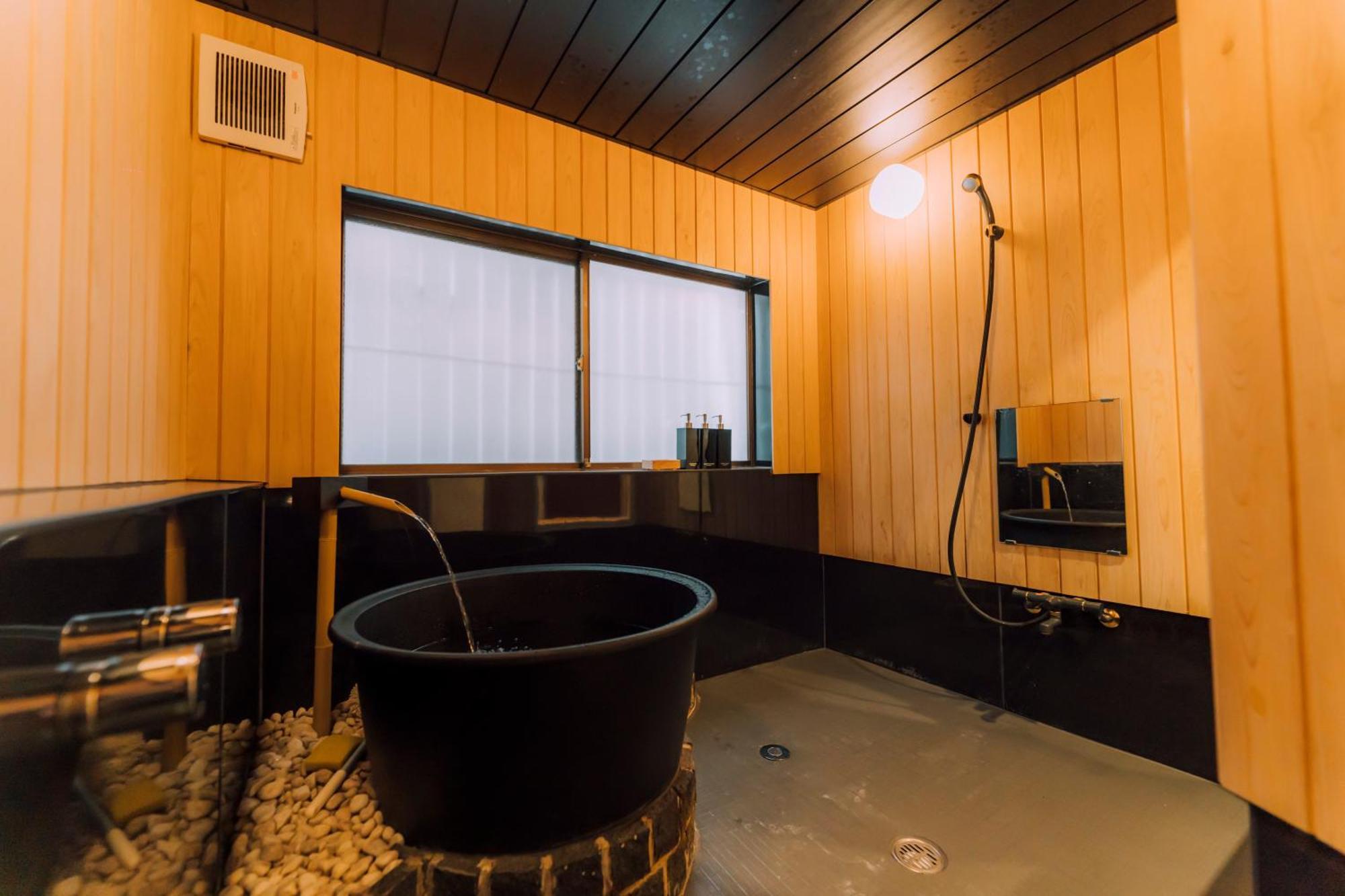 Ninja Inspired 4bdr Cast Iron Bath Tennoji 5min Holiday home Osaka