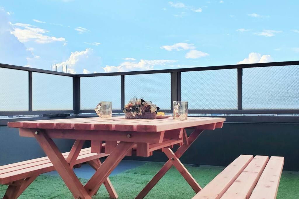 New 広々としたモダンな空間 難波まで14分乗り継ぎなし 市内アクセス抜群 最大6人まで Apartamento *