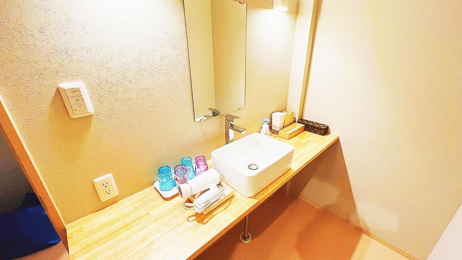 Tamatsukan 玉津館, Namba 6 Mins, Nihonbashi 4 Mins ,nara 30 Mins, Kansai Airport 關西空港 57 Mins, Walk Jr Tsuruhashi 7 Mins, Universal 37 分, Early Check In Guest house