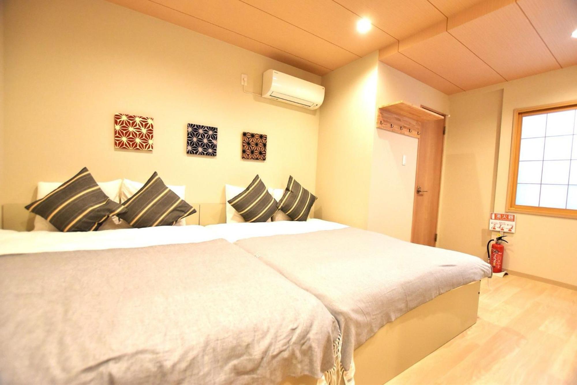 Guest house Tamatsukan 玉津館, Namba 6 Mins, Nihonbashi 4 Mins ,nara 30 Mins, Kansai Airport 關西空港 57 Mins, Walk Jr Tsuruhashi 7 Mins, Universal 37 分, Early Check In *