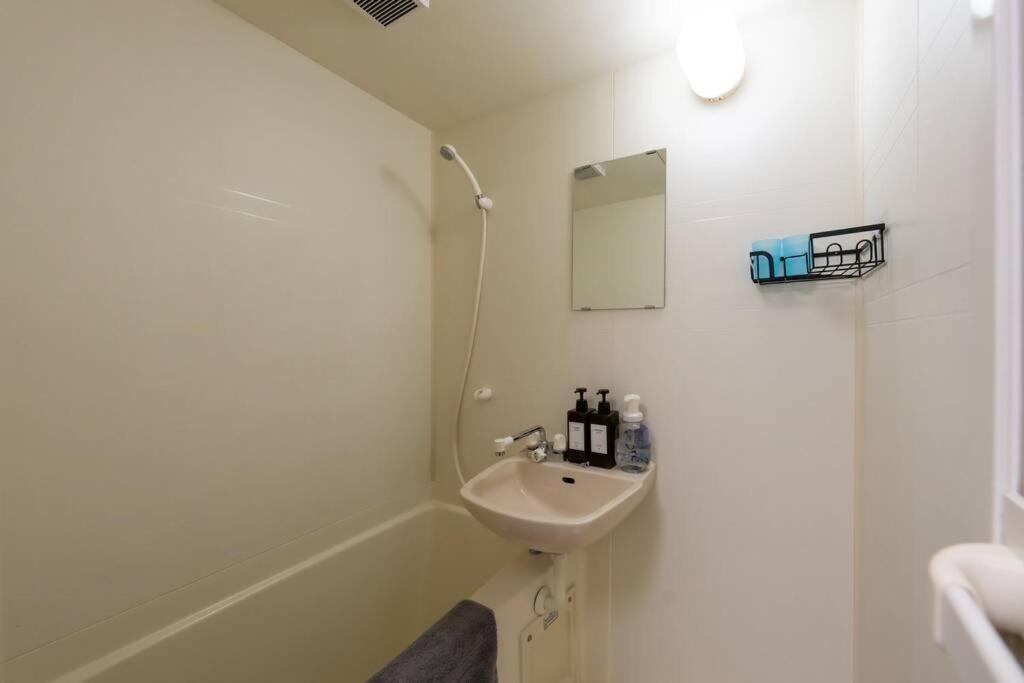 Apartamento 難波駅、道頓堀のそばでシンプルステイ　ベッド3台のお部屋