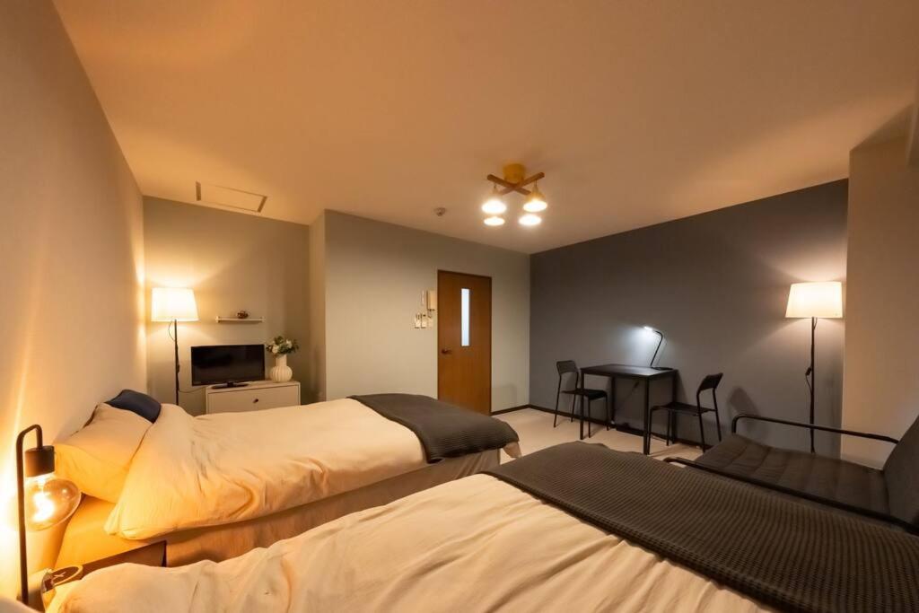 難波駅、道頓堀のそばでシンプルステイ　ベッド3台のお部屋 Apartamento Osaka