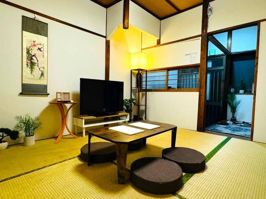Apartment Kenchi House, 2-minute Walk From Nihonbashi Station And Kuromon Market