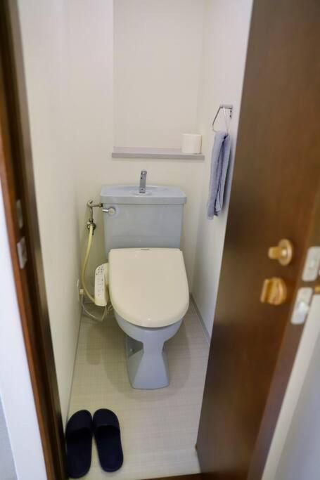 鶴橋駅徒歩4分/道頓堀・なんばへ地下鉄4分/広々スペース3階戸建て貸切 Apartment