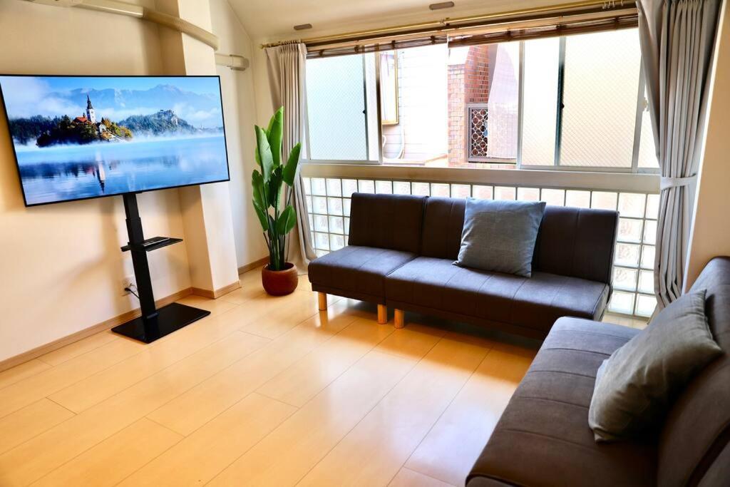 鶴橋駅徒歩4分/道頓堀・なんばへ地下鉄4分/広々スペース3階戸建て貸切 Apartment