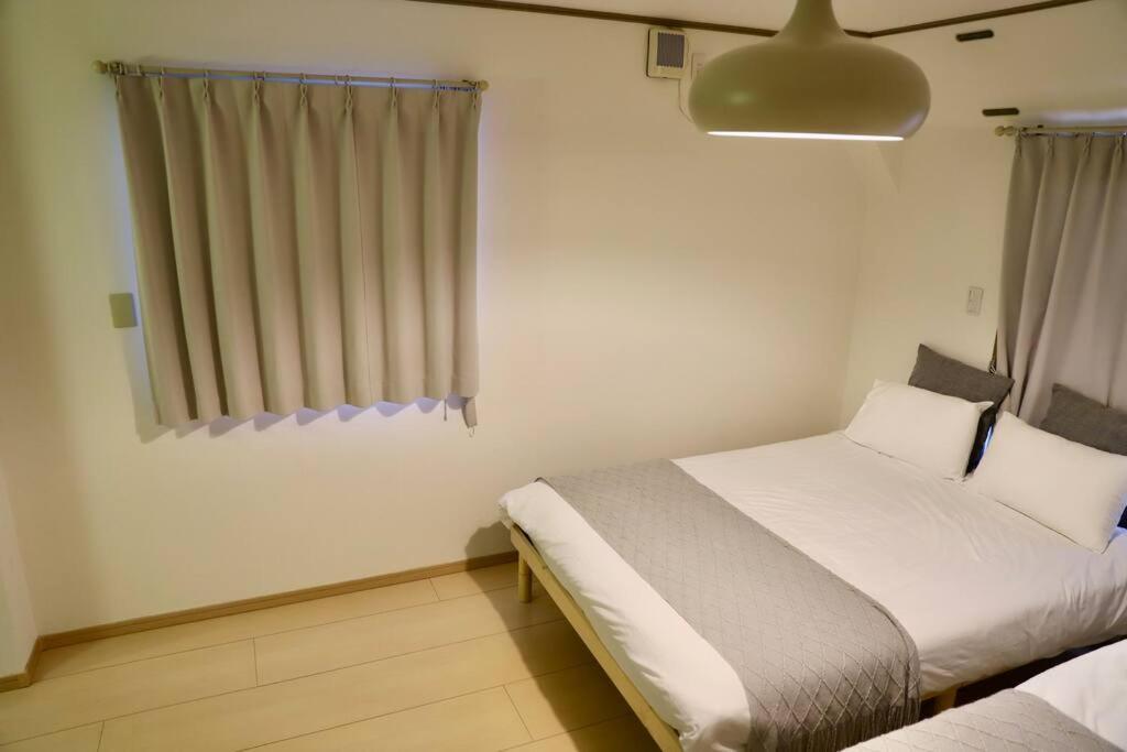 Apartment 鶴橋駅徒歩4分/道頓堀・なんばへ地下鉄4分/広々スペース3階戸建て貸切 *
