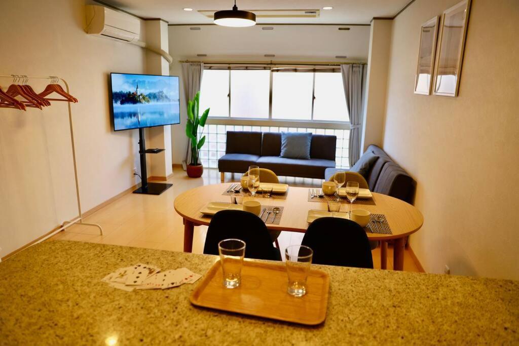鶴橋駅徒歩4分/道頓堀・なんばへ地下鉄4分/広々スペース3階戸建て貸切 Apartment Osaka
