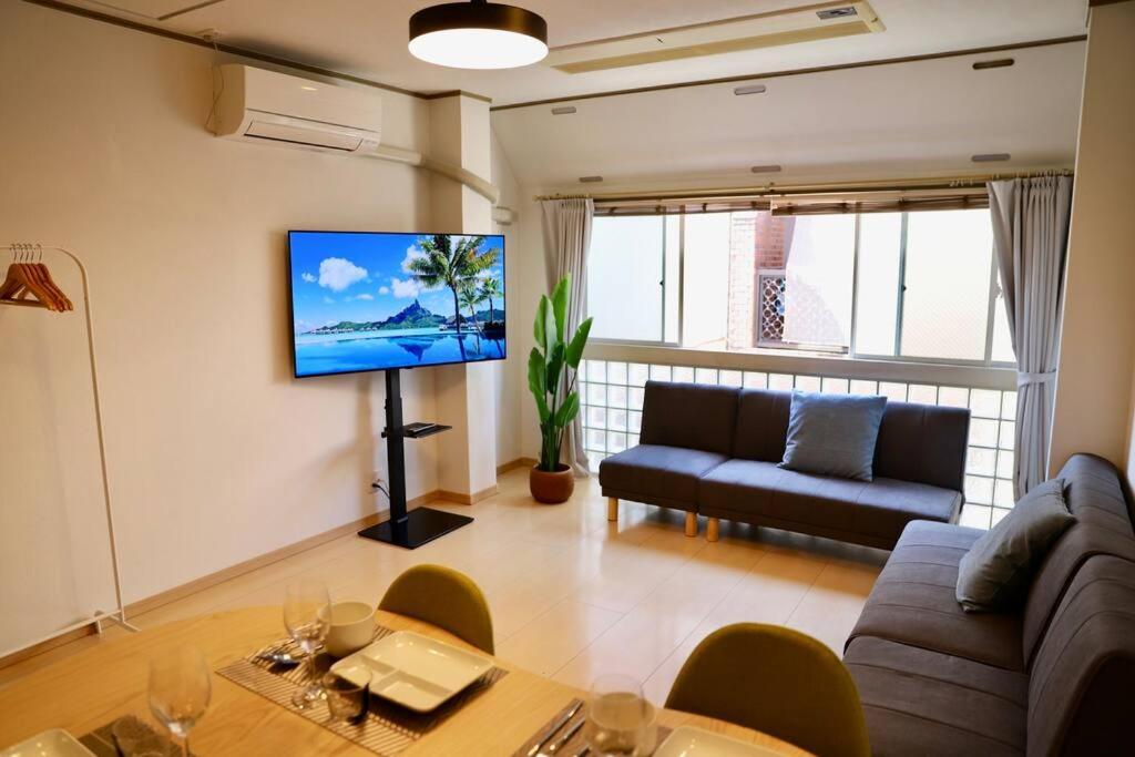 Apartment 鶴橋駅徒歩4分/道頓堀・なんばへ地下鉄4分/広々スペース3階戸建て貸切 Osaka