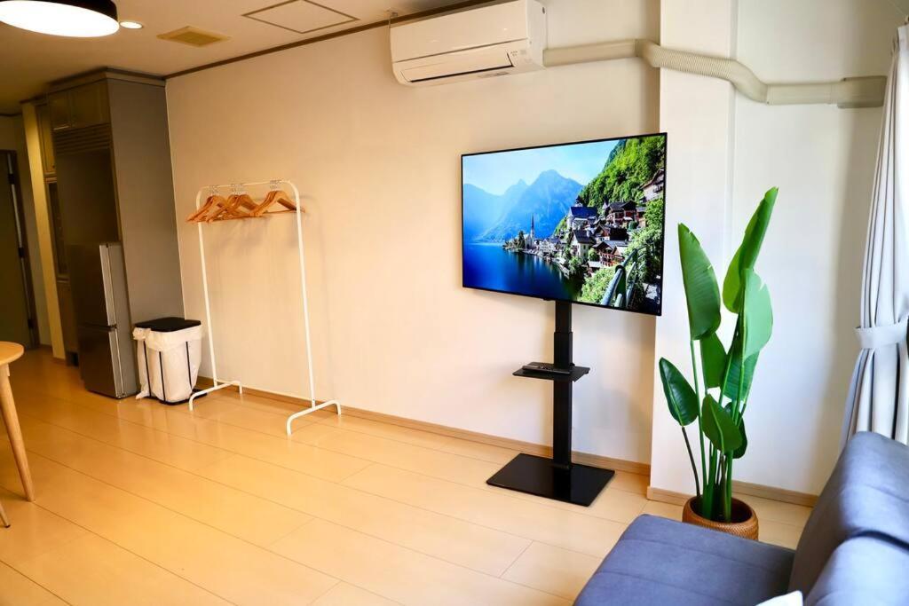 鶴橋駅徒歩4分/道頓堀・なんばへ地下鉄4分/広々スペース3階戸建て貸切 Apartment *