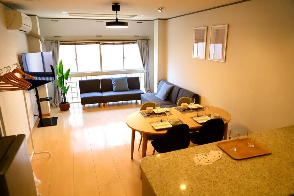 Apartment 鶴橋駅徒歩4分/道頓堀・なんばへ地下鉄4分/広々スペース3階戸建て貸切 Osaka