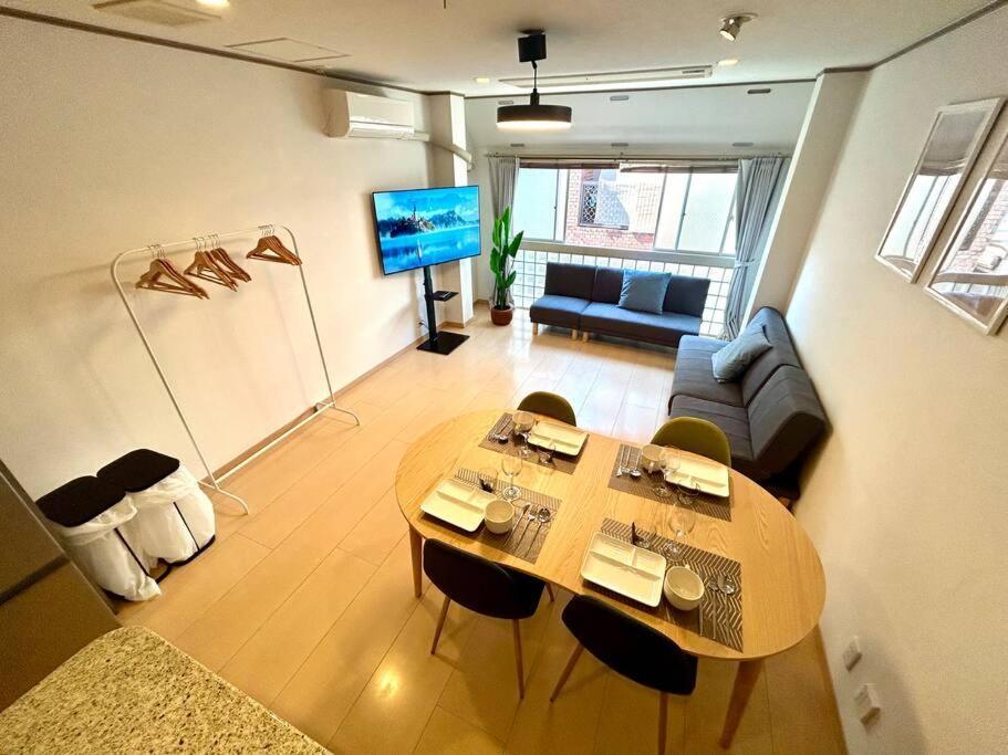 鶴橋駅徒歩4分/道頓堀・なんばへ地下鉄4分/広々スペース3階戸建て貸切 Apartment