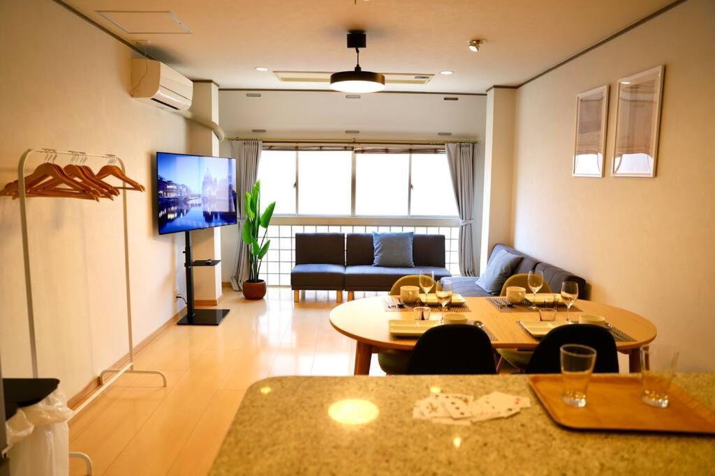 鶴橋駅徒歩4分/道頓堀・なんばへ地下鉄4分/広々スペース3階戸建て貸切 Apartment