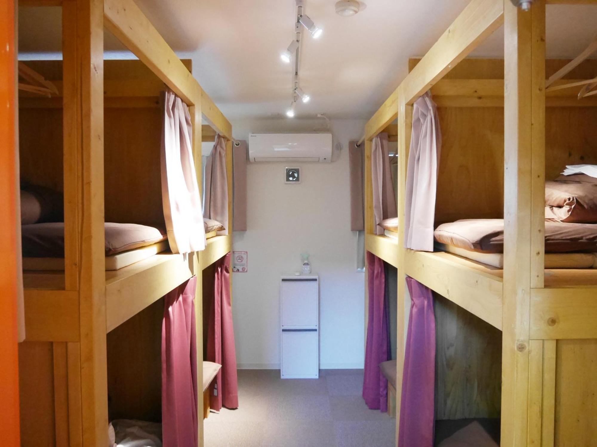 J-hoppers Universal Guest house *