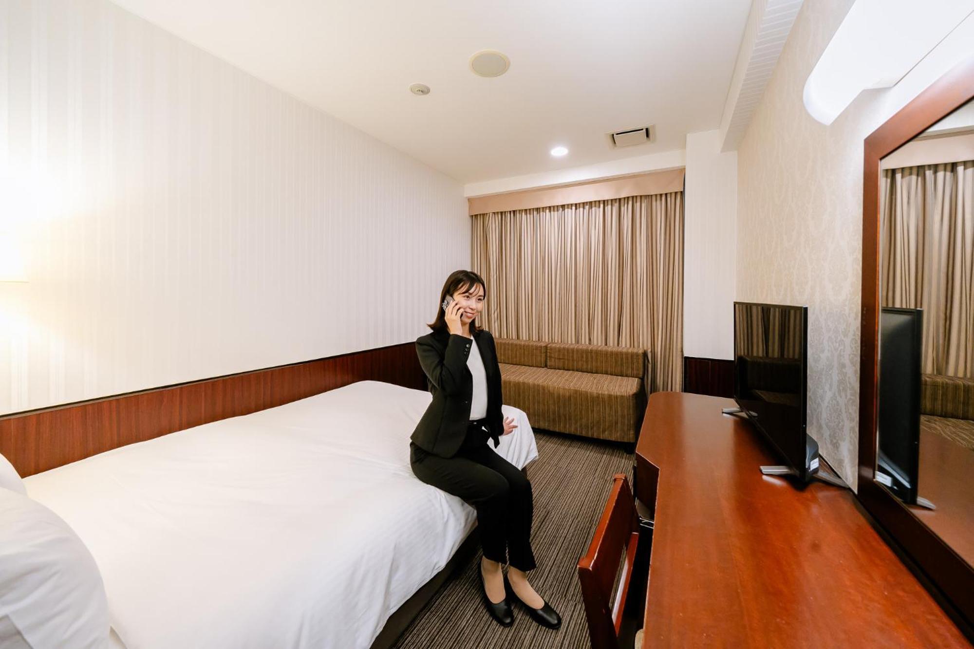 Hillarys Osaka