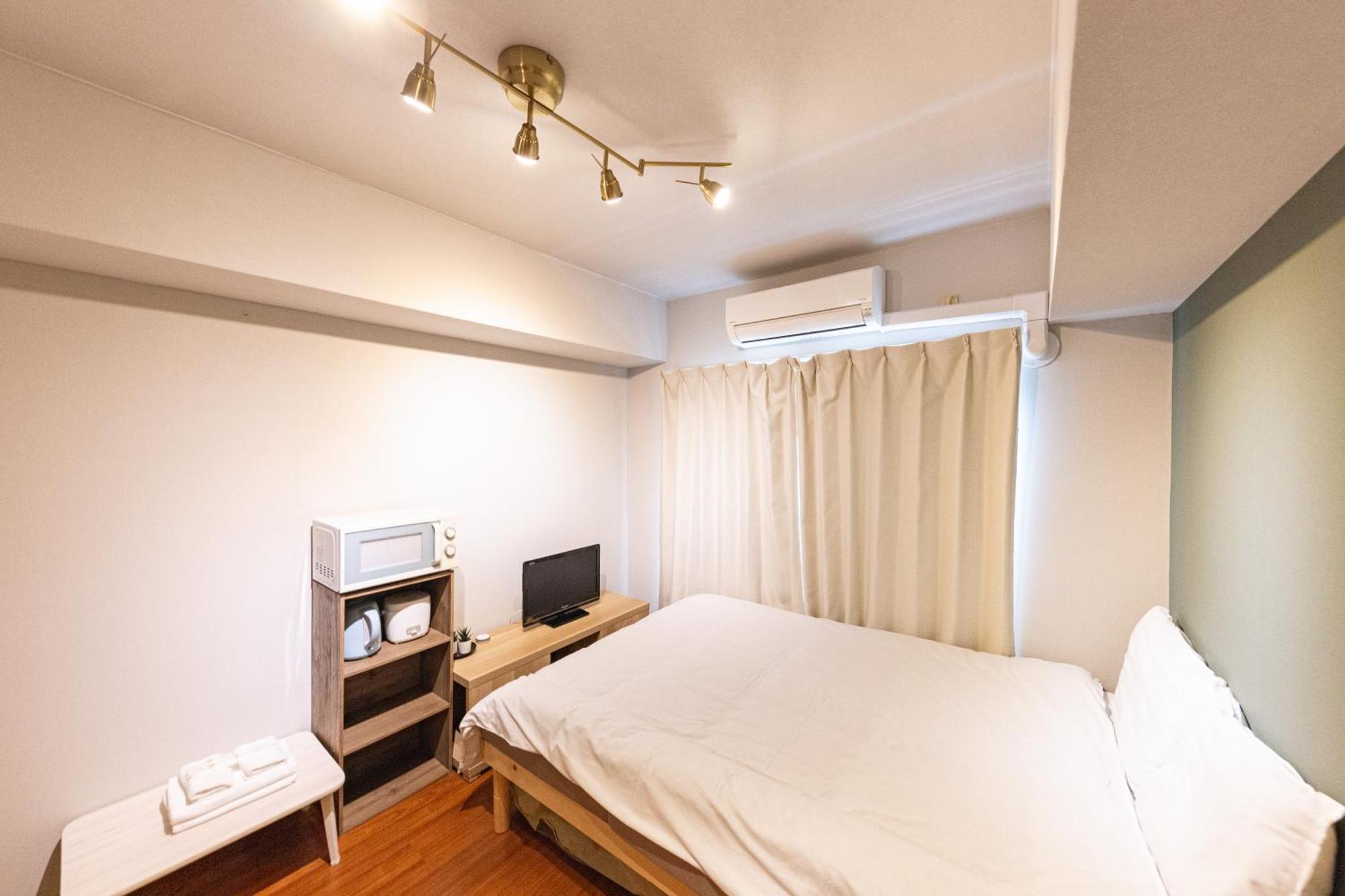 Apartment 702 道頓堀側のお部屋 中心地へのアクセス抜群 ダブルベッド1台 お布団1枚 *