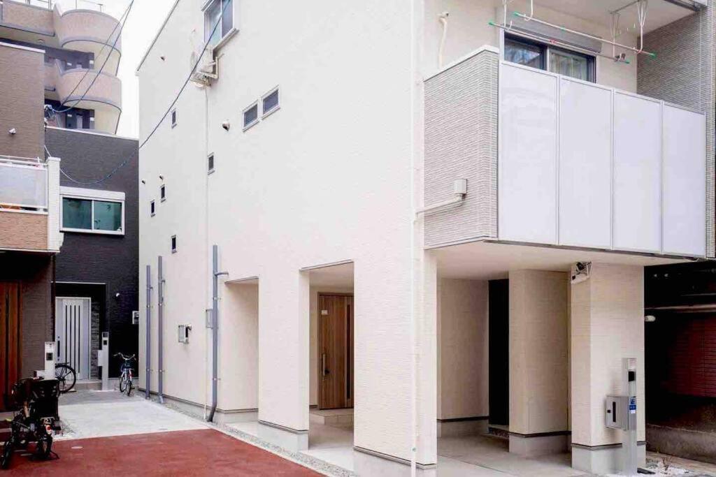 Apartment 飛 西成区三层120平独栋日式别墅 免费停2台车 4卧室7床和36平的超大客厅 地铁2站5分钟可到难波或者天王寺 走路 4分钟可到花園町地铁站 Osaka