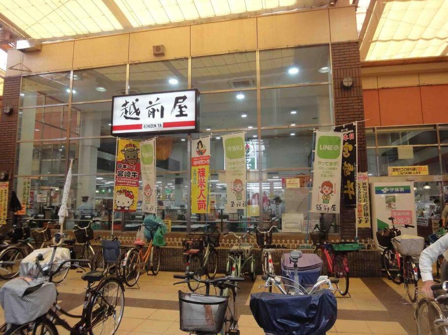 飛 西成区三层120平独栋日式别墅 免费停2台车 4卧室7床和36平的超大客厅 地铁2站5分钟可到难波或者天王寺 走路 4分钟可到花園町地铁站 Apartment *