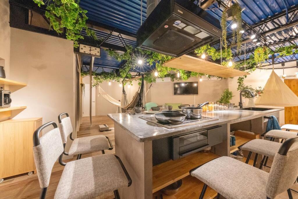 Nico!サウナ!ハンモック!yogibo!大画面プロジェクター!非日常の暮らし 寝室5つ トイレお風呂3台 Osaka