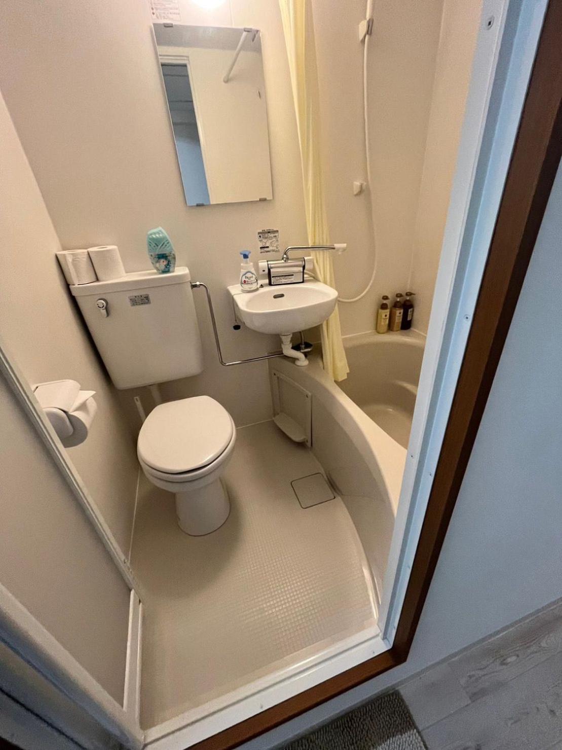 Shinosaka Jr 30s, Umeda 6min, Kyoto 25min, Direct To Kansai Airport 關西空港直達, Early Check In Guest house