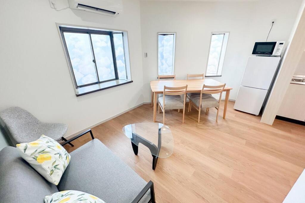 Holiday home 難波 梅田までアクセス良好 3階建ての一軒家を貸切 3寝室あり 最大7名様宿泊可能