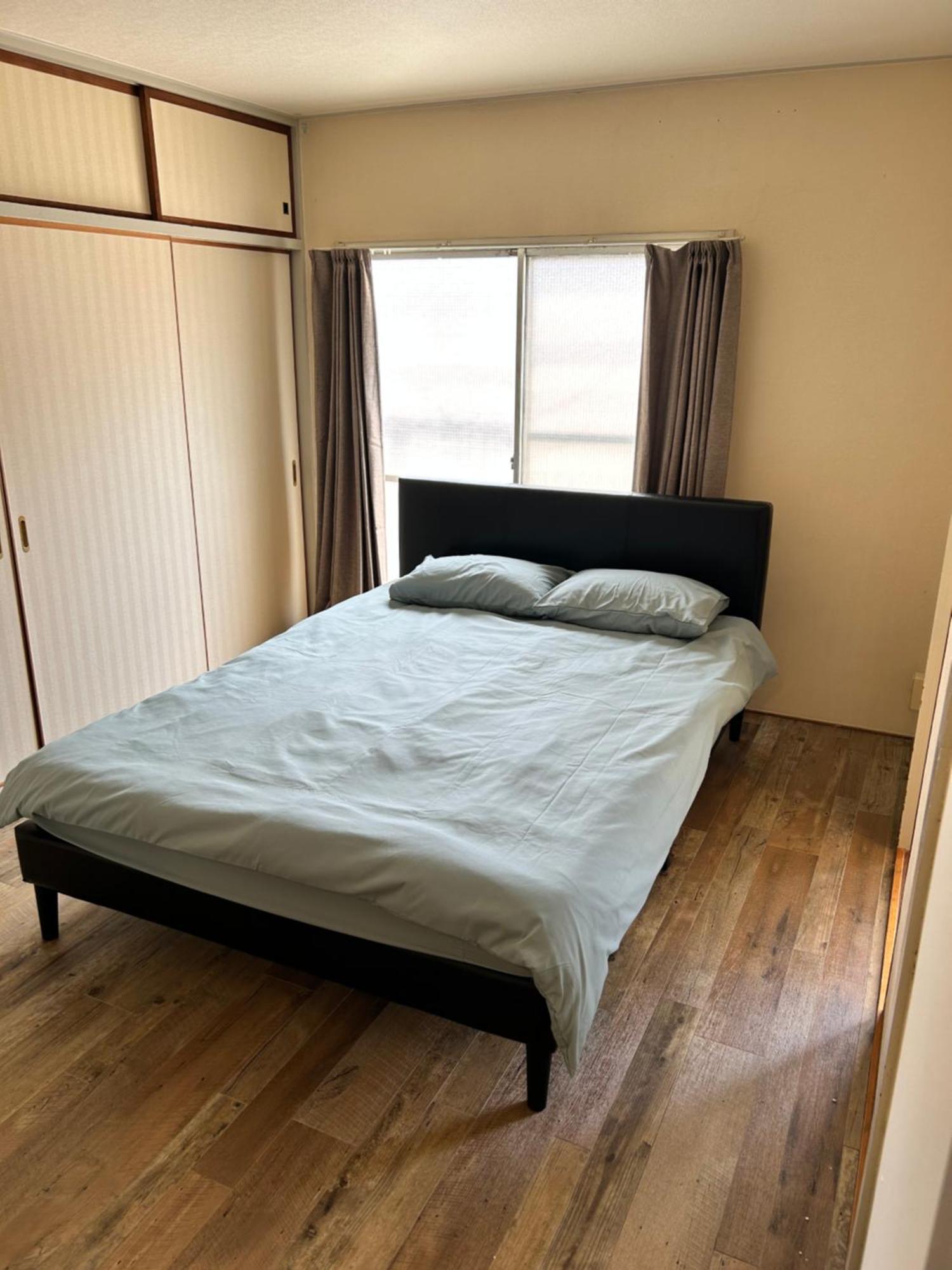 Two Devided With Two Large Beds Close To Nipponbashi Osaka