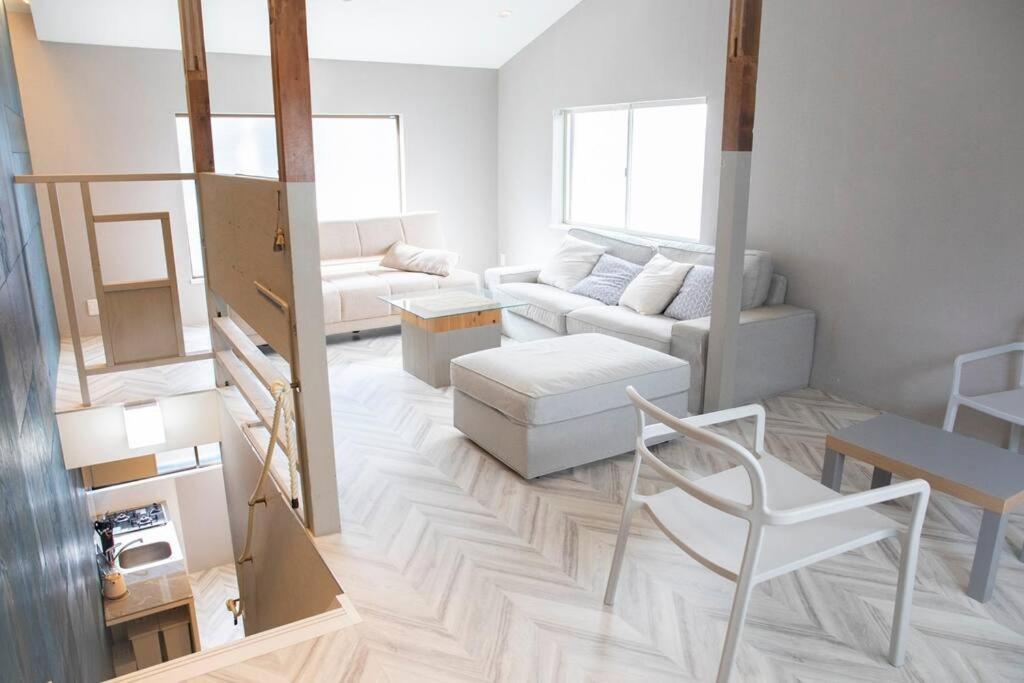 西九条 Guest House! Usjまで電車で5分!西九条駅徒歩3分!最大10人宿泊可能!デザイナーズハウス!2階建て一軒家貸切 Villa