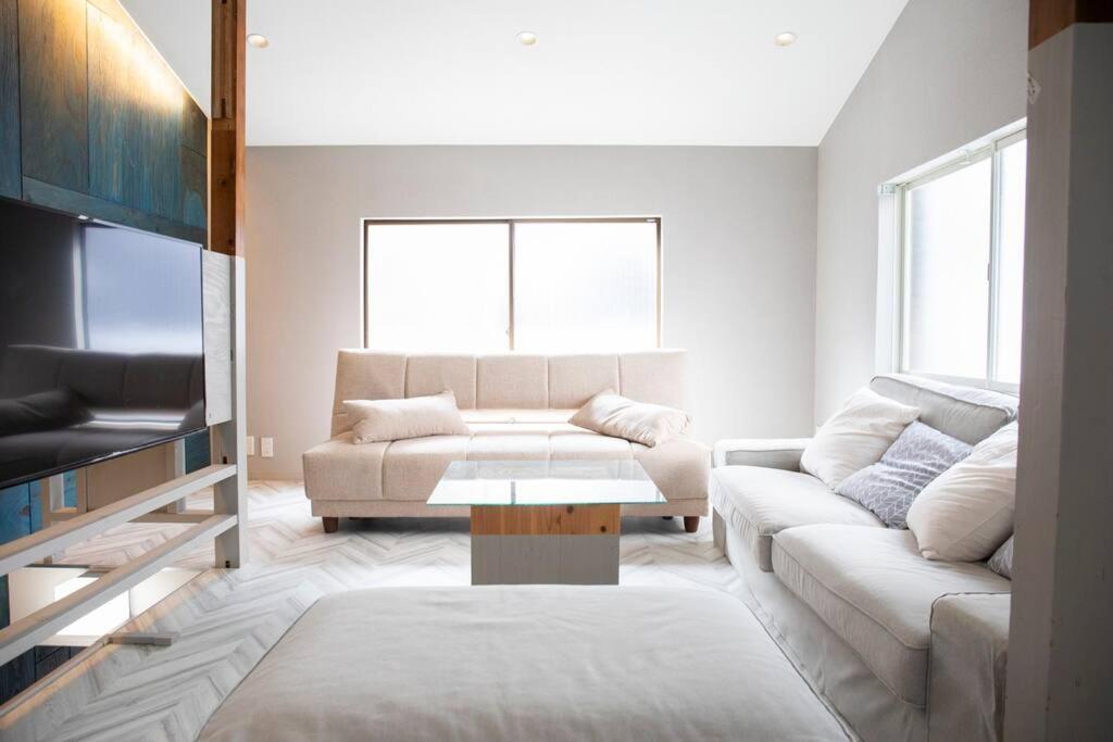 西九条 Guest House! Usjまで電車で5分!西九条駅徒歩3分!最大10人宿泊可能!デザイナーズハウス!2階建て一軒家貸切 Villa Osaka
