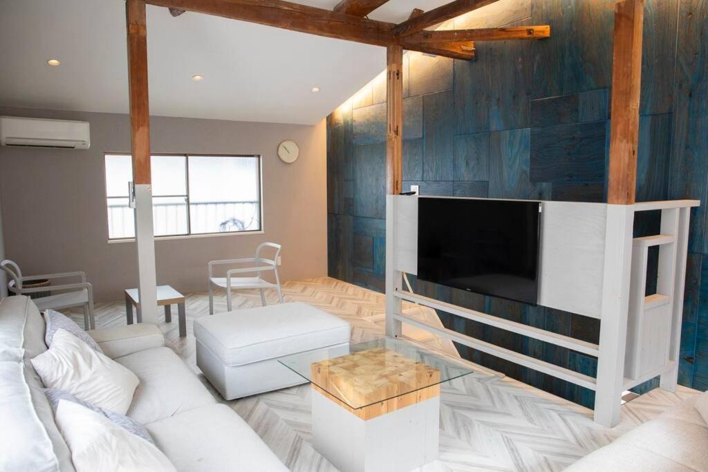 西九条 Guest House! Usjまで電車で5分!西九条駅徒歩3分!最大10人宿泊可能!デザイナーズハウス!2階建て一軒家貸切 Osaka