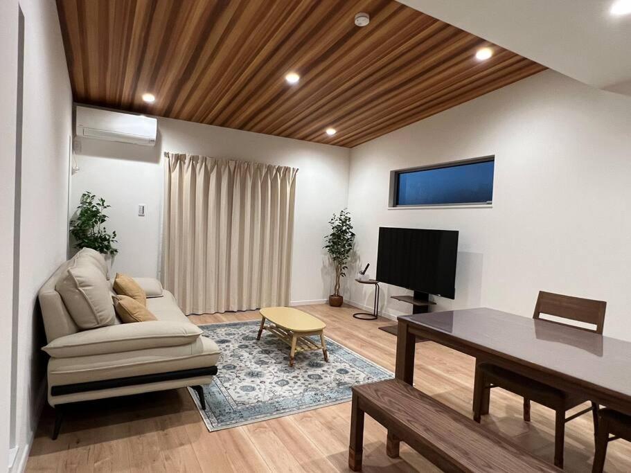 Villa 天下茶屋駅すぐのスタイリッシュな新築一軒家なんば駅まで12分車2台分の駐車場あり