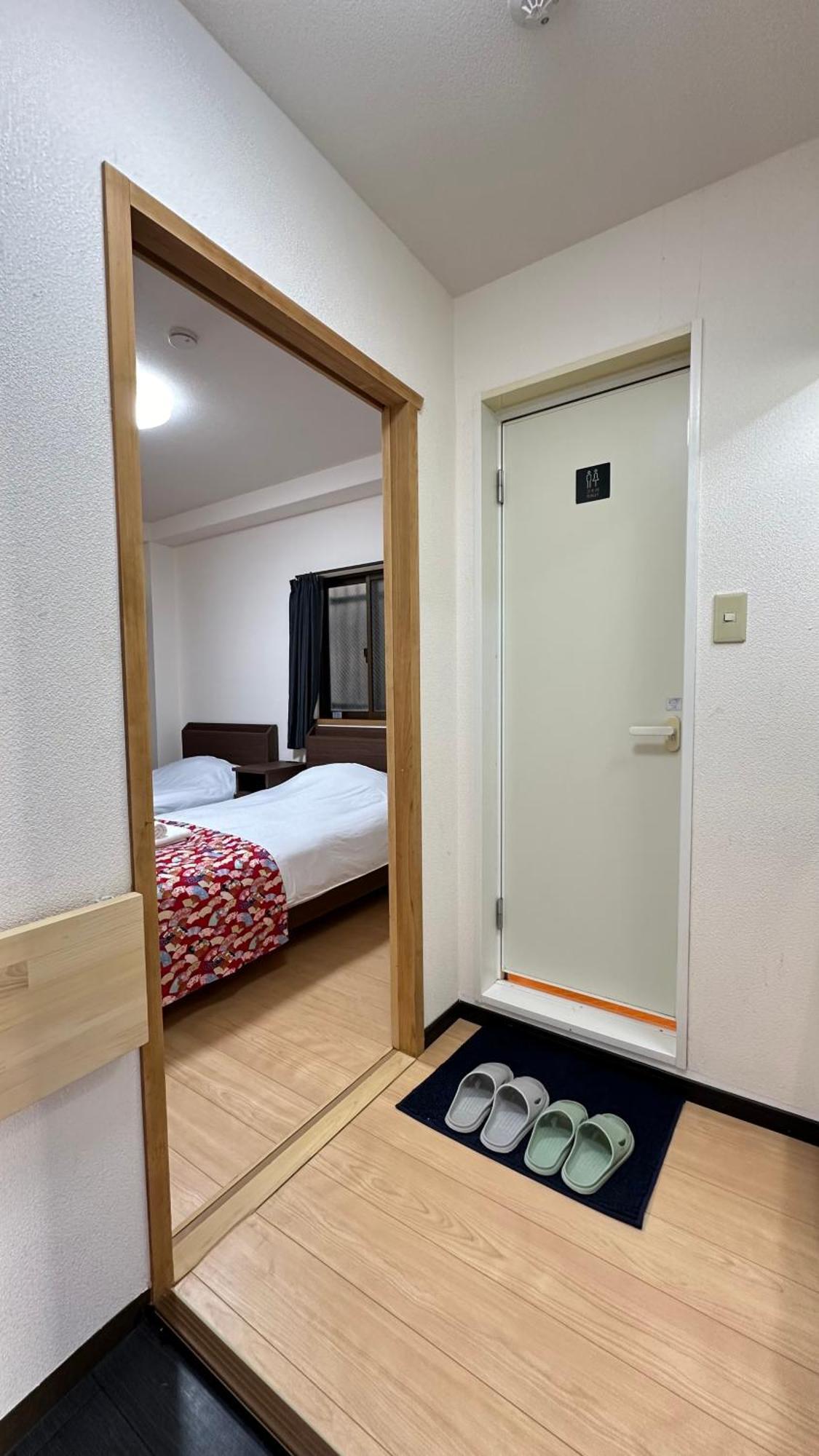 101号室花園町駅と萩之茶屋駅各徒歩2分ベット2台専用バスルーム付きな格安民泊 Apartment *