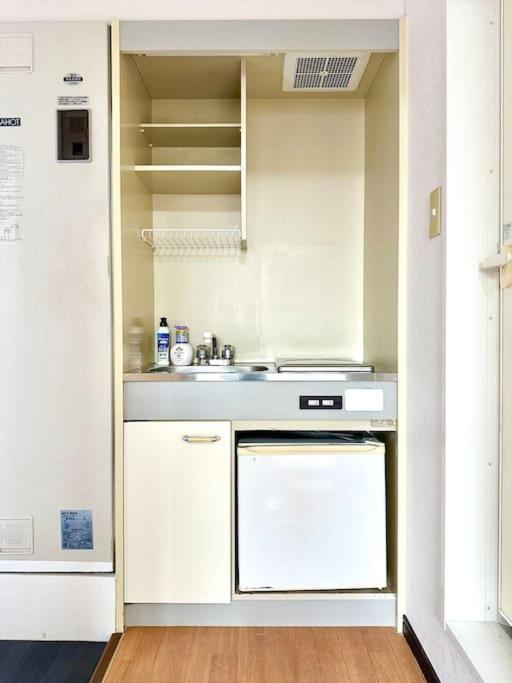 305号室花園町と萩之茶屋駅各2分和室ミニキッチンと専用バスルーム付きアクセス抜群 Apartment Osaka