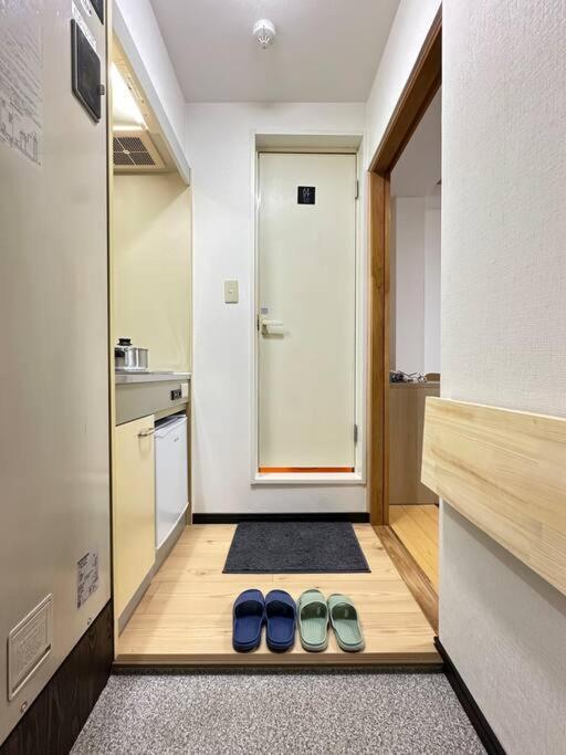 105号室花園駅2分ツインベットルームミニキッチンと専用バスルーム付き Apartment *